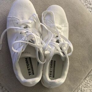 TRETORN White Canvas Low-Top Sneakers with Lace-Up Detail